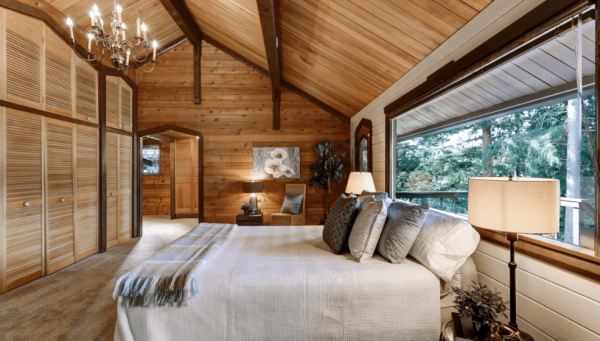 Kamar tidur utama dengan langit-langit tinggi dan ventilasi alami